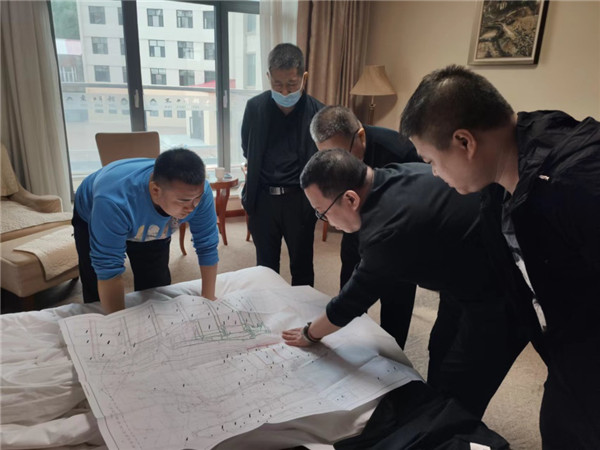山東科技大學(xué)實(shí)用礦山壓力研究中心主任石永奎教授、郝建博士應(yīng)邀赴龍煤雙鴨山礦業(yè)集團(tuán)進(jìn)行技術(shù)交流